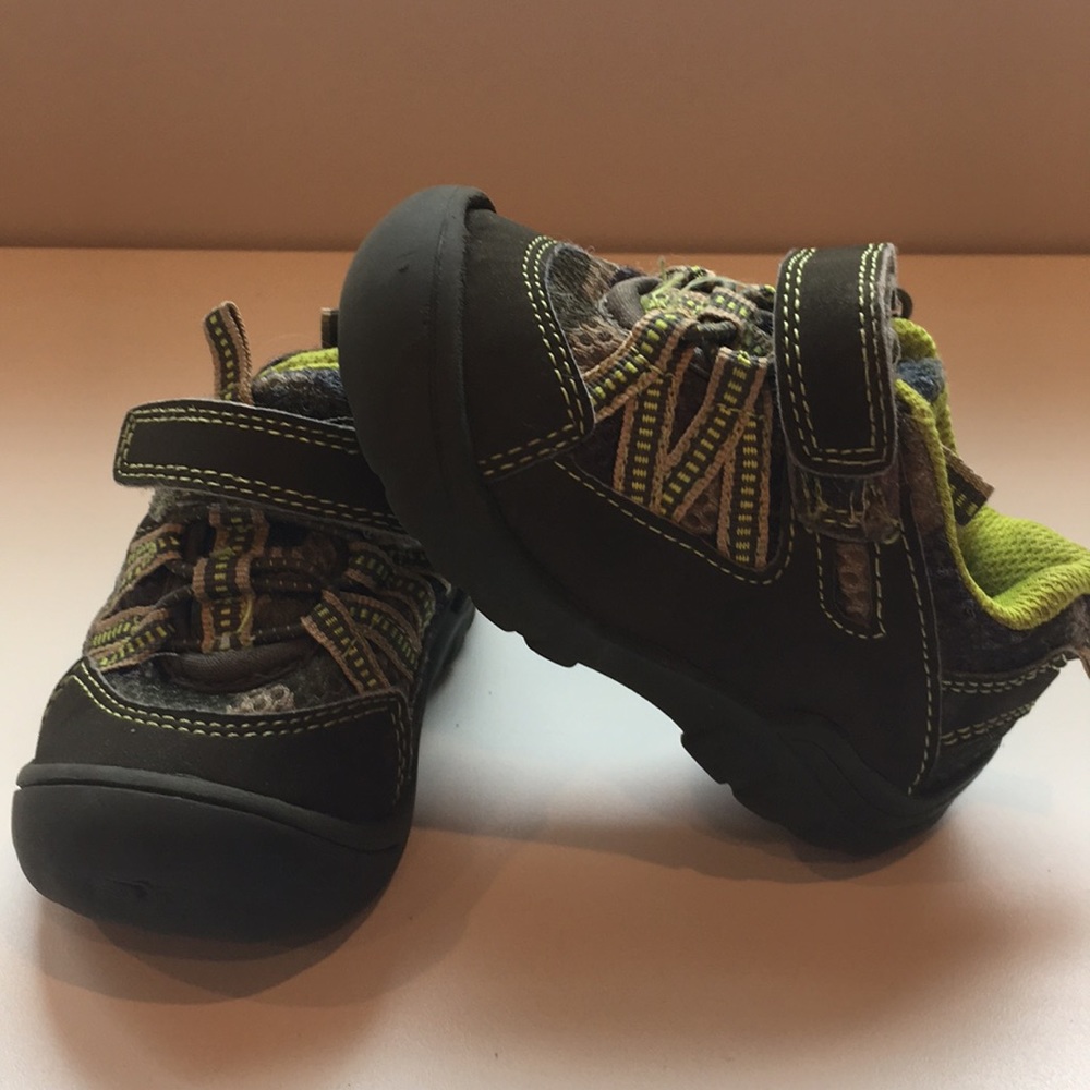 OshKosh shoes size 5m